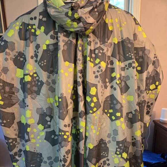 New With Tags! Victorinox One Size Unisex Chrome Grey Camo Poncho - Picture 6 of 7